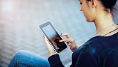 junge-frau-mit-tablet.jpg?b=1&s=170x170&k=20&c=Uzh4MHzg37-zy5-MjxD9tSQ0GY8BgGCw4Y-zLl0bRDs=