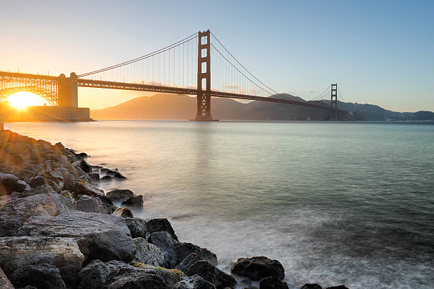 puente golden gate en san francisco al atardecer - construction frame bridge built structure sunbeam fotografías e imágenes de stock