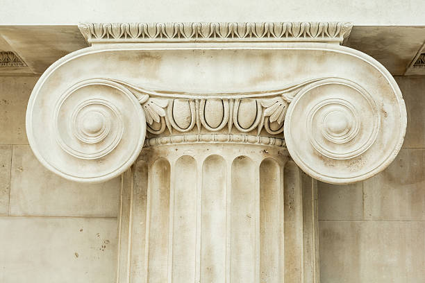 detalhe decorativo de uma antiga coluna iônica - law column courthouse greek culture - fotografias e filmes do acervo
