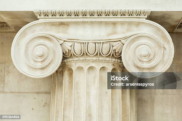 Foto de Detalhe Decorativo De Uma Antiga Coluna Iônica e mais fotos de stock de Lei - Lei, Plano de Fundo, Coluna arquitetônica