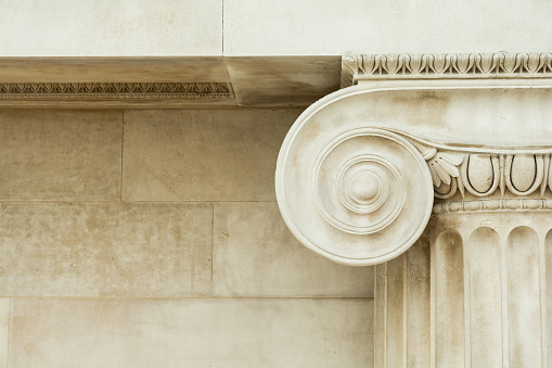 Detalle decorativo de una antigua columna jónica photo