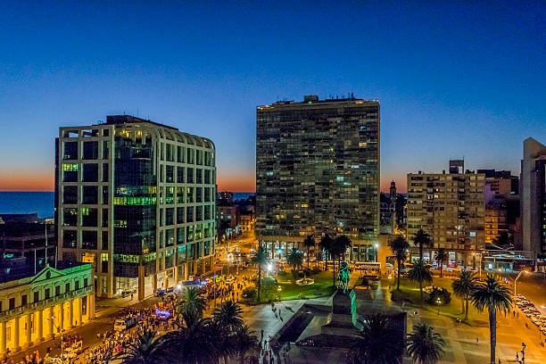 야간 장면 인디펜던스 스퀘어 몬테비데오 우루과이 - montevideo uruguay town square travel 뉴스 사진 이미지