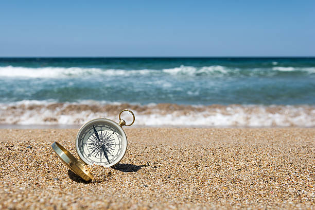 brújula en la playa  - compass exploration the way forward beach fotografías e imágenes de stock