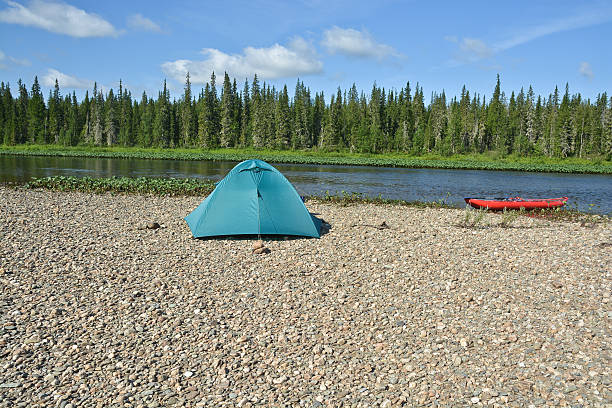 aparcamiento de viajeros a lo largo del parque nacional yugyd va. - tent camping dome tent single object fotografías e imágenes de stock