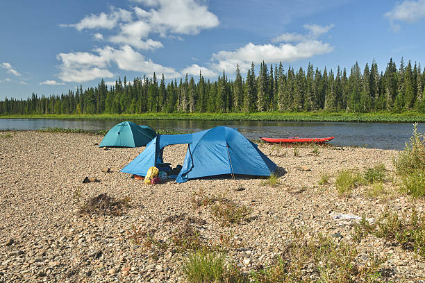 aparcamiento de viajeros a lo largo del parque nacional yugyd va. - tent camping dome tent single object fotografías e imágenes de stock