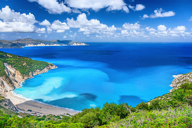 plage de myrtos - vibrant color mountain bay beach photos et images de collection