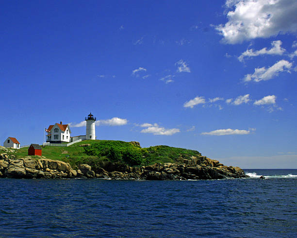 leuchtturm nubble lighthouse - maine flag nubble lighthouse new england stock-fotos und bilder