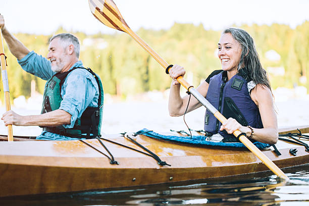 pareja de kayak en el noroeste del pacífico - northwest frontier fotografías e imágenes de stock