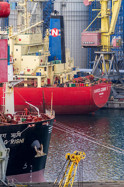 navios de carga no porto comercial - commercial dock global communications jetty oil tanker - fotografias e filmes do acervo