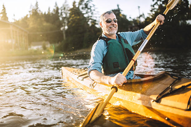 kayak en el noroeste del pacífico - northwest frontier fotografías e imágenes de stock