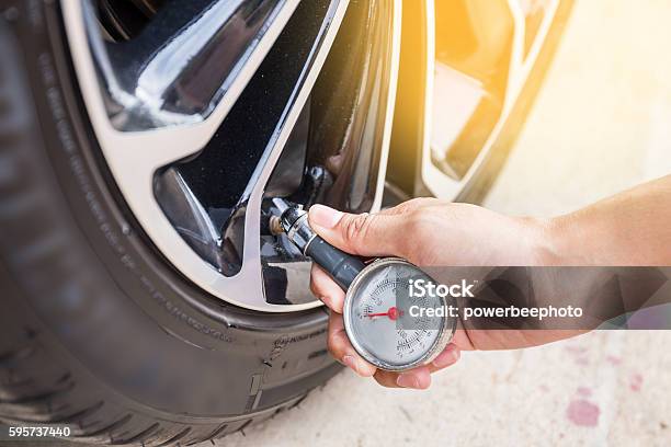 Nahaufnahme Von Hand Haltedruckmessgerät Für Autoreifendruck Stockfoto und mehr Bilder von Reifen