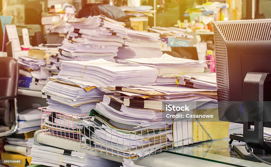 Pila de pila de los documentos en el escritorio - Foto de stock de Desordenado libre de derechos