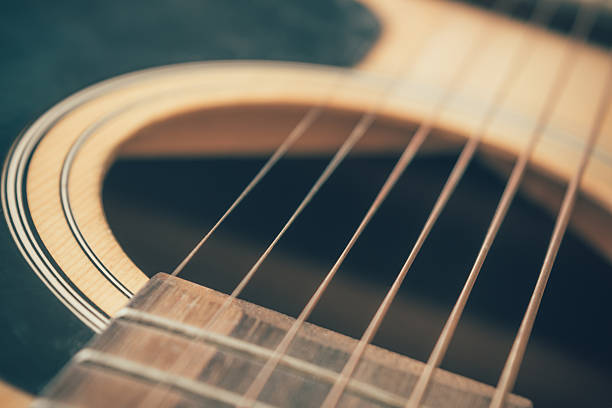 imagen de primer plano de la guitarra de rock eléctrico en color blanco/negro - m�úsica ligera fotografías e imágenes de stock