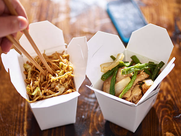 comer lo mein fuera de la caja china para llevar - chinese cuisine fotografías e imágenes de stock