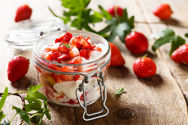 fresa de postre  - yogurt yogurt container strawberry spoon fotografías e imágenes de stock