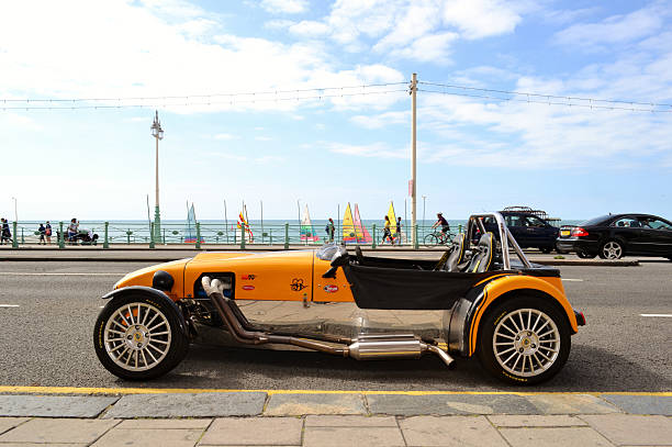 lotus cobra coche vintage aparcado en el paseo marítimo de brighton. - restore ancient ways fotografías e imágenes de stock