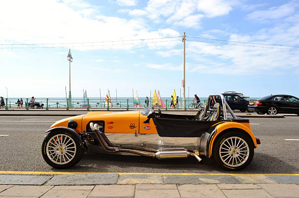 carro vintage lotus cobra estacionado no calçadão de brighton. - restore ancient ways - fotografias e filmes do acervo