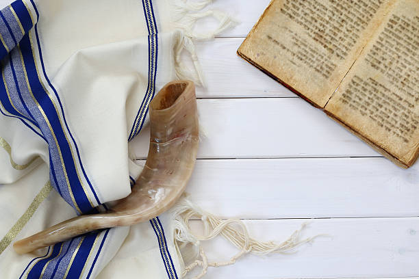 scialle di preghiera - tallit e shofar (corno) simbolo religioso ebraico. - hebrew script judaism jewish ethnicity book foto e immagini stock