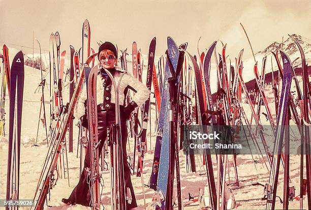 Mujer Standind Rodeado De Esquís Foto de stock y más banco de imágenes de Retro - Retro, Anticuado, Esquí - Deporte