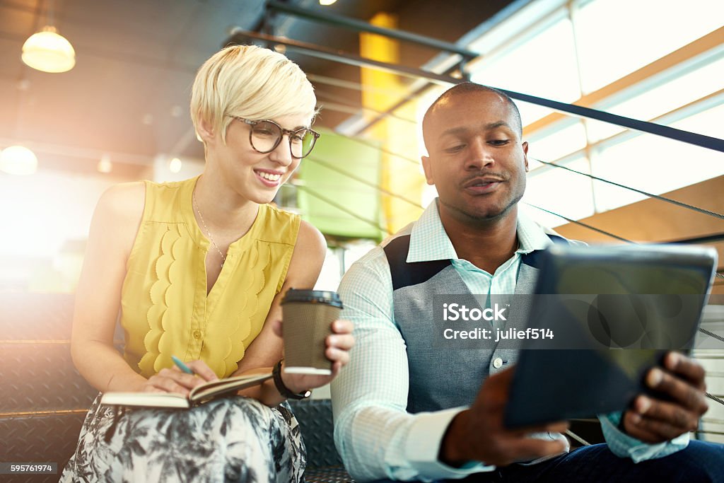 Dois criativo millenial proprietários de pequenas empresas trabalham em mídias sociais - Foto de stock de Perícia royalty-free