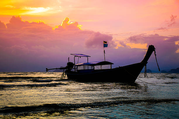 море на закате время с лодкой - thailand beach nautical vessel phuket province стоковые фото и изображения