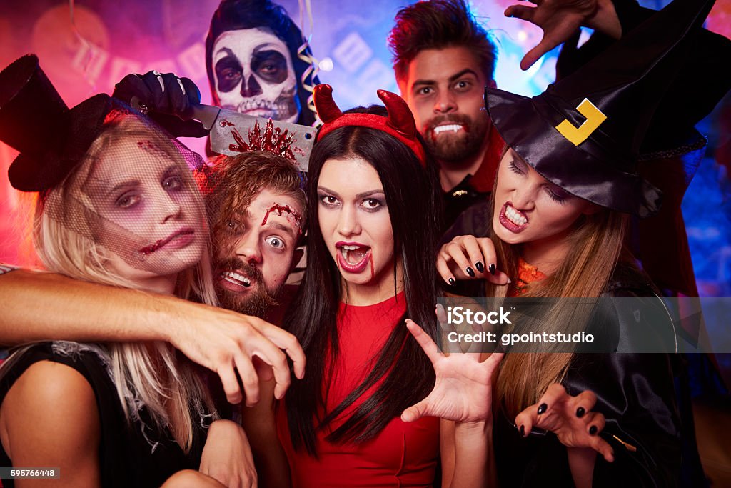 Grupo de amigos espeluznantes en la fiesta - Foto de stock de Halloween libre de derechos