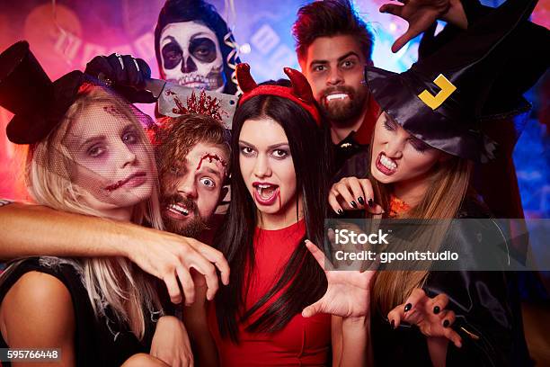 Grupo De Amigos Espeluznantes En La Fiesta Foto de stock y más banco de imágenes de Halloween - Halloween, Fiesta, Adulto