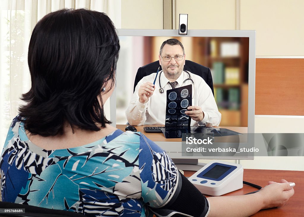 Cardiologue en ligne masculin au travail - Photo de Télémédecine libre de droits