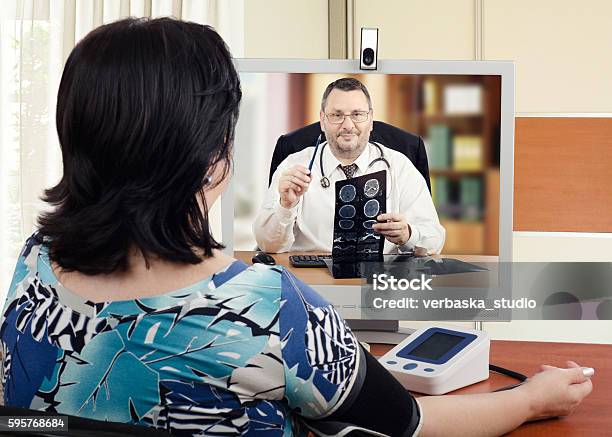 Photo libre de droit de Cardiologue En Ligne Masculin Au Travail banque d'images et plus d'images libres de droit de Télémédecine - Télémédecine, Visiter, Patient