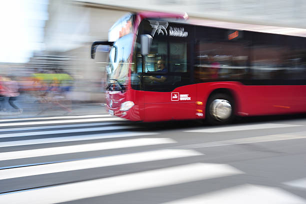 o ônibus na cidade, hora do rush tráfego - red bus - fotografias e filmes do acervo
