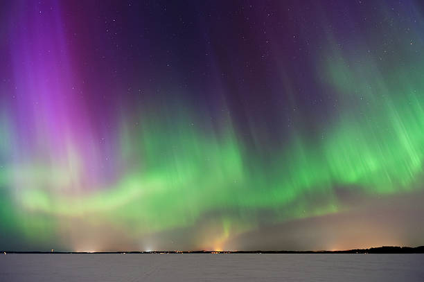 aurora borealis, zorza polarna, nad zamarzniętym jeziorem - winter landscape sweden snow zdjęcia i obrazy z banku zdjęć