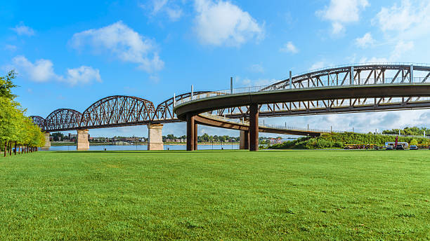 Big Four Bridge Louisville KY The Big Four pedestrian bridge spans the Ohio River from Louisville KY to Jeffersonville, IN.  Openned to pedestrians in 2013 the bridge was built as railroad bridge in 1895. louisville kentucky stock pictures, royalty-free photos & images