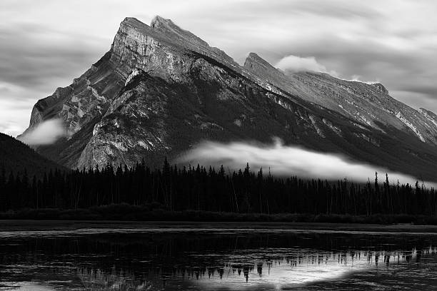 berg mount rundle - woods reflection famous place standing water stock-fotos und bilder