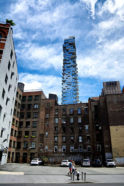 트라이베카 맨해튼 시티스케이프, 건축 대비, 뉴욕시의 사람들 - caucasian three dimensional shape men sky 뉴스 사진 이미지