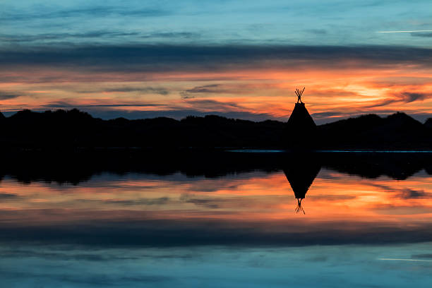 reflexión del lago tepee - teepee fotografías e imágenes de stock