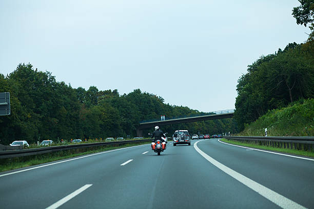 moto que va a adelantar coche - overtake fotografías e imágenes de stock