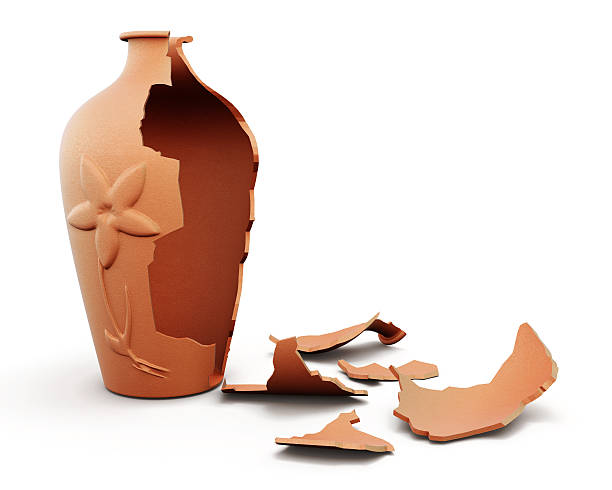 vase en argile brisé isolé sur fond blanc. image de rendu 3d - jug pitcher pottery old photos et images de collection