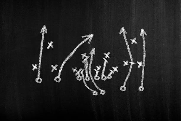 piłka nożna gry strategii ciągnione się na tablicy kredą - american football football blackboard play zdjęcia i obrazy z banku zdjęć