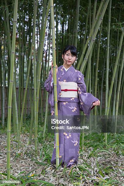 Cô Gái Nhật Bản Xinh Đẹp Mặc Kimono Đứng Ở Rừng Tre Hình ảnh Sẵn ...