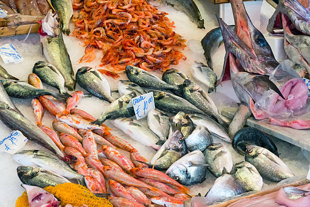 pescados y mariscos en un mercado - diat fotografías e imágenes de stock