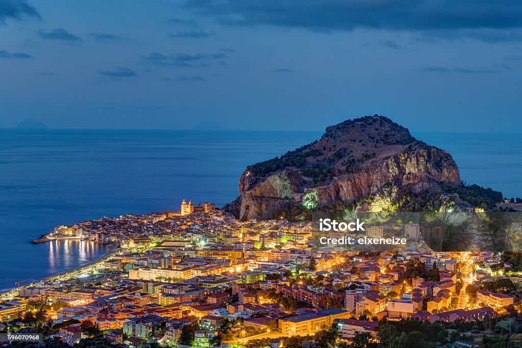 Cefalù in Sicilia di notte - Foto stock royalty-free di Cefalù