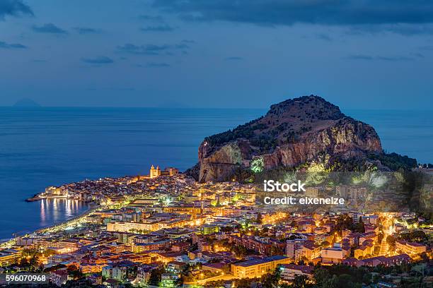 Cefalù In Sicilia Di Notte - Fotografie stock e altre immagini di Cefalù - Cefalù, Ambientazione esterna, Architettura