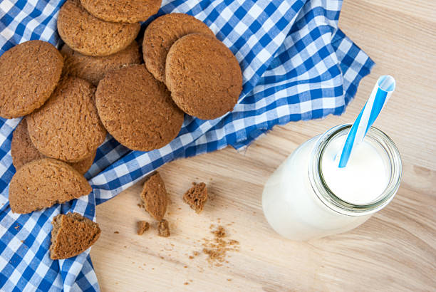 leche con paja y galletas de avena - milk milk bottle drinking straw cookie fotografías e imágenes de stock