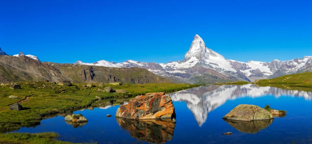 マッターホルンを望む晴れた日 - xxlパノラマ - matterhorn swiss culture european alps mountain ストックフォトと画像