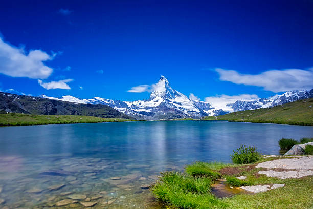 マッターホルンを見下ろした晴れた日 - 長時間の指数 - matterhorn swiss culture european alps mountain ストックフォトと画像