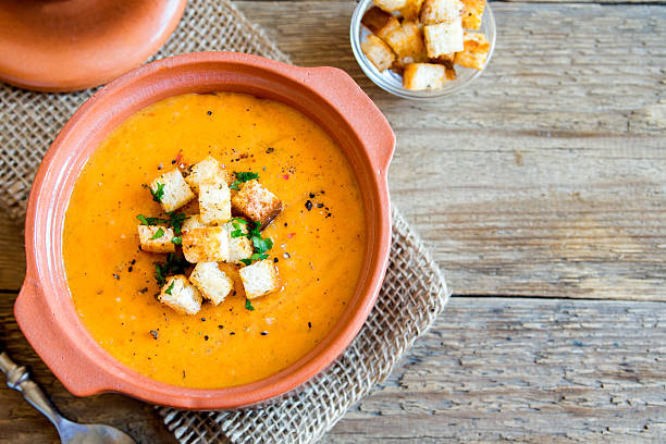 vegetable soup with croutons - kruton stok fotoğraflar ve resimler