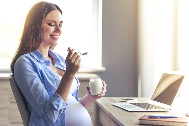 schöne schwangere geschäftsfrau - smart casual occupation casual healthy eating stock-fotos und bilder