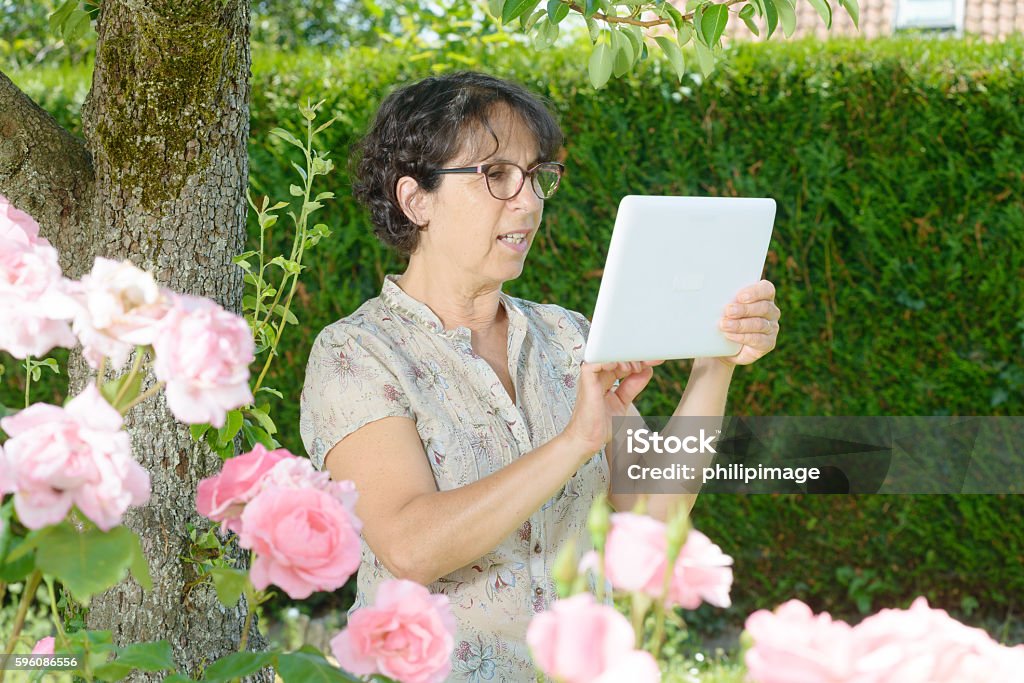 Porträt einer reifen Frau mit Tablette, im Freien - Lizenzfrei Alter Erwachsener Stock-Foto