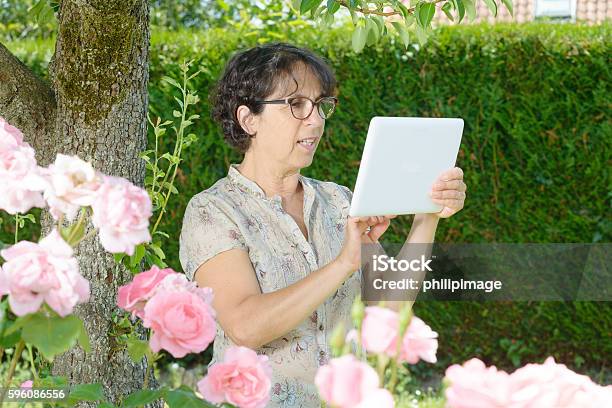 Porträt Einer Reifen Frau Mit Tablette Im Freien Stockfoto und mehr Bilder von Alter Erwachsener - Alter Erwachsener, Attraktive Frau, Berührungsbildschirm