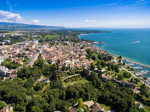 Vista aérea de la ciudad vieja de Nyon y el paseo marítimo en Suiza photo